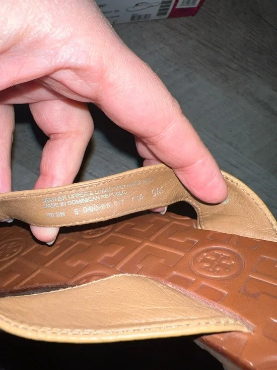 Tory Burch Tan Thora Thumbled Leather Thong Sandals with Metal Logo and Dustbag - Picture 7 of 10